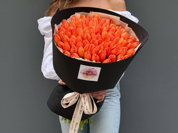 Buket Roses are Red 101 Orange tulips №758